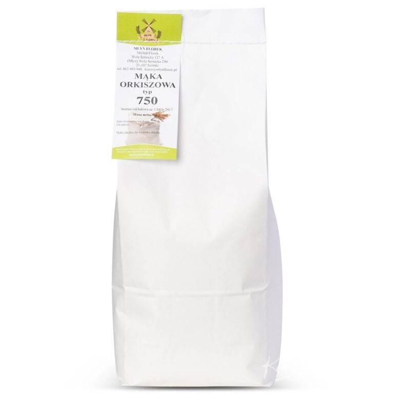 Opakowanie mąki orkiszowej typ 750, Młyn Flour z etykietą na białym tle.