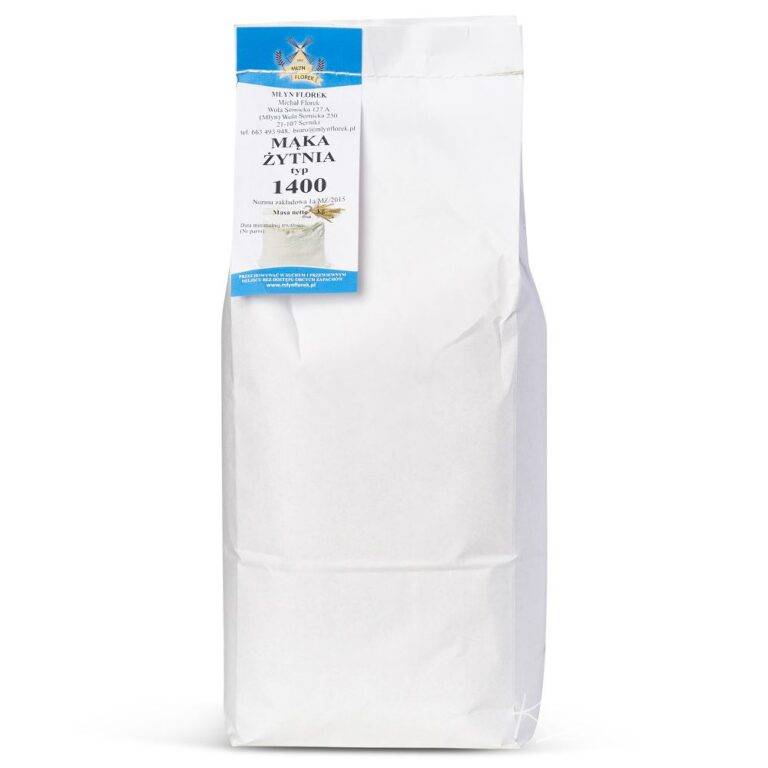 Opakowanie mąki żytniej typu 1400 z młyna na białym tle, etykieta z informacjami o produkcie.