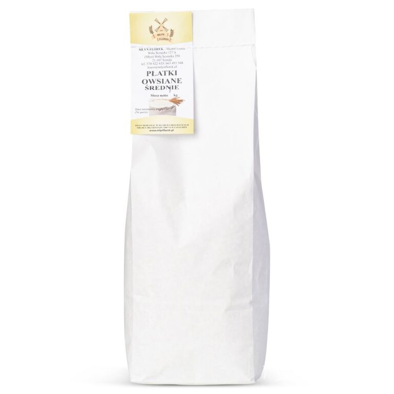 Opakowanie średnich płatków owsianych Młyn Kopytowa z etykietą na białym tle.