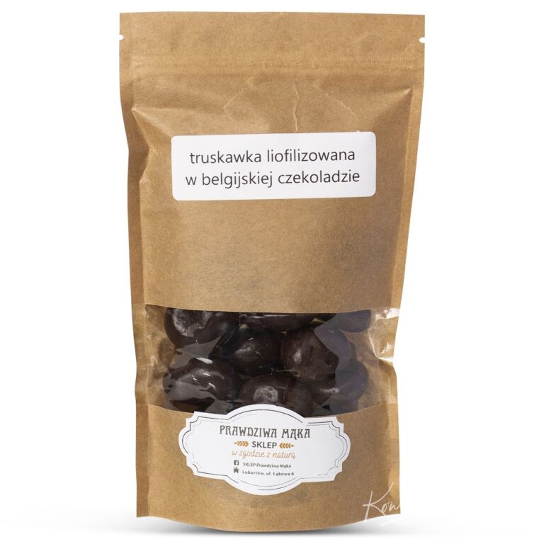 Opakowanie liofilizowanych truskawek w belgijskiej czekoladzie z etykietą sklepu Prawdziwa Mąka.