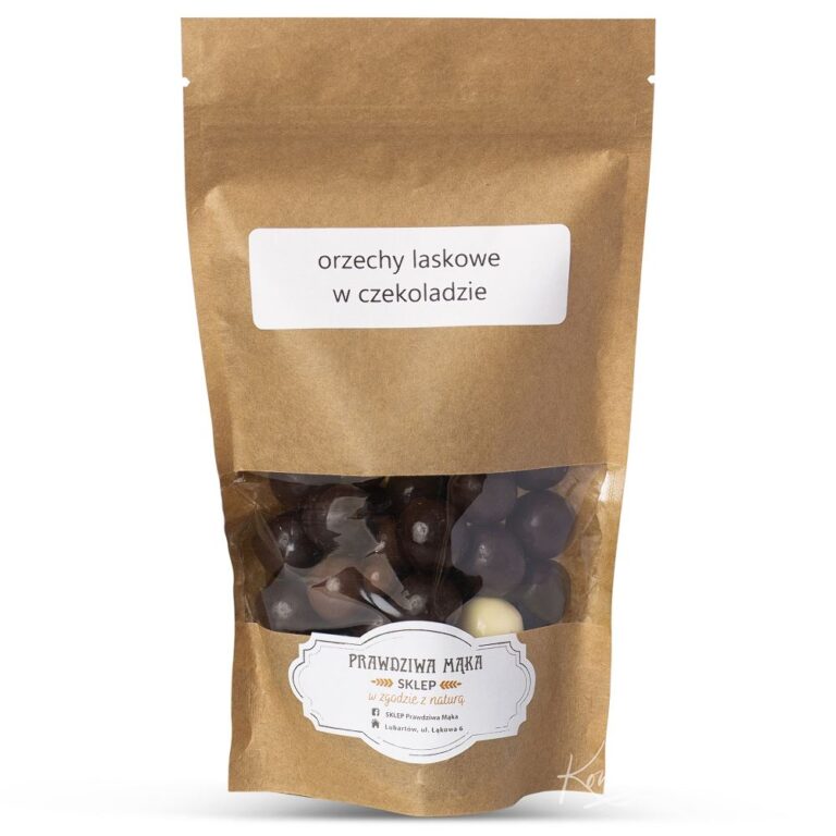 Brązowa torba z orzechami laskowymi w czekoladzie, etykieta Prawdziwa Mąka.