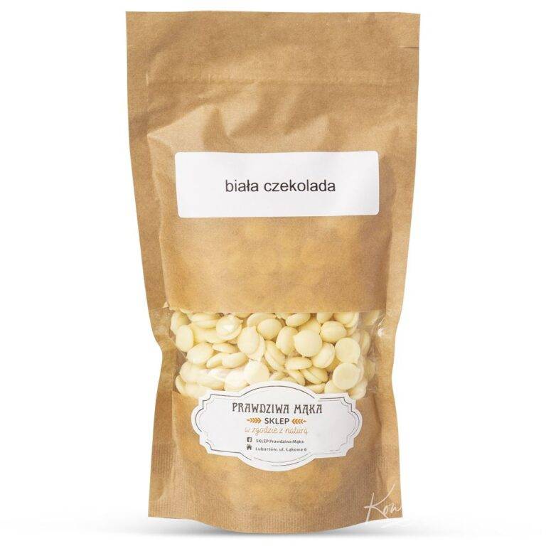 Brązowa torebka z białą czekoladą w pastylkach, oznaczona etykietką biała czekolada.