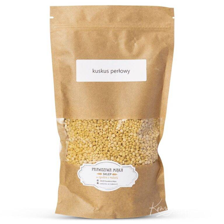 Opakowanie kuskusu perłowego w brązowej torbie z etykietą Prawdziwa Mąka.