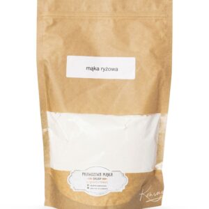 Brązowe opakowanie z mąką ryżową, etykieta z napisem. Produkt ekologiczny, gotowy do użycia w kuchni.