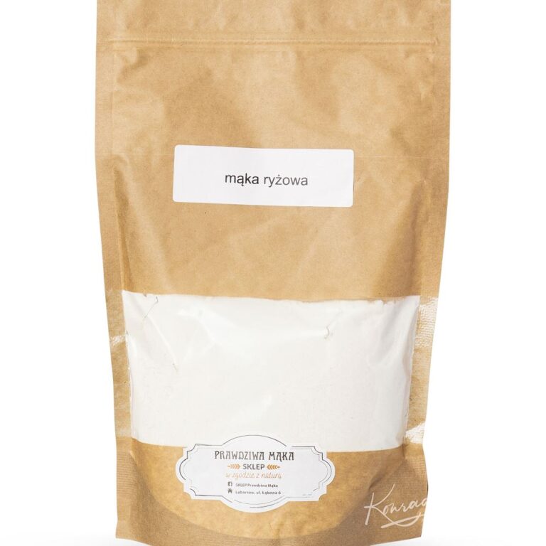 Brązowe opakowanie z mąką ryżową, etykieta z napisem. Produkt ekologiczny, gotowy do użycia w kuchni.