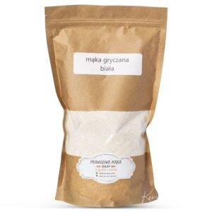 Opakowanie białej mąki gryczanej w brązowej torebce z etykietą Prawdziwa mąka.