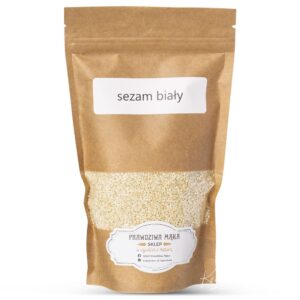 Brązowe opakowanie pełne białego sezamu z etykietą sezam biały i logo sklepu Prawdziwa Mąka.