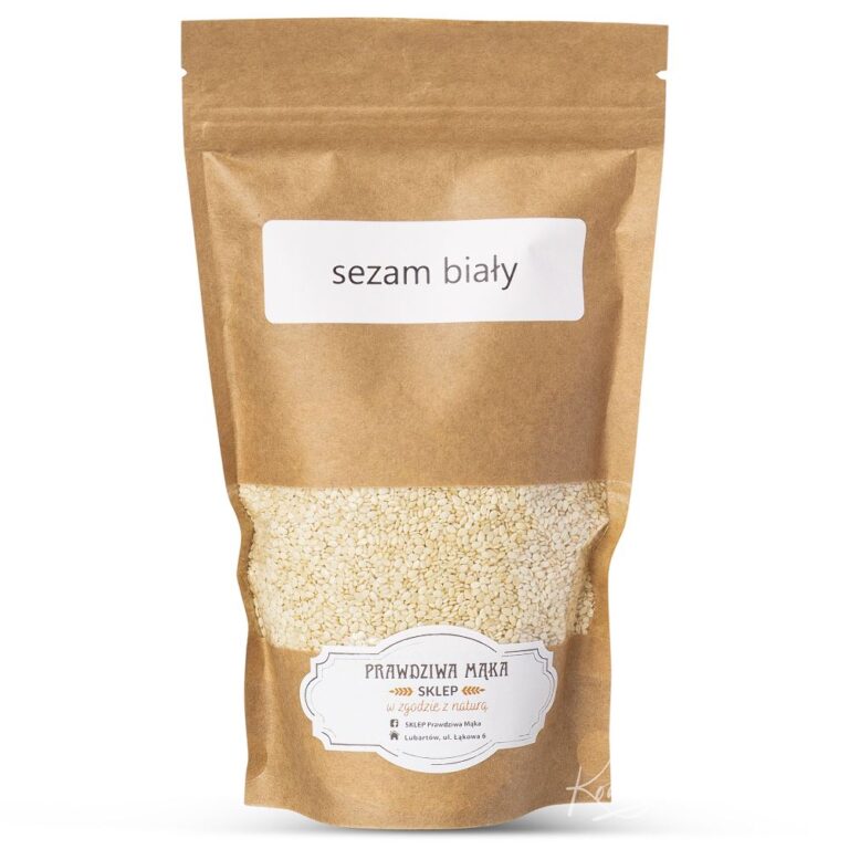 Brązowe opakowanie pełne białego sezamu z etykietą sezam biały i logo sklepu Prawdziwa Mąka.