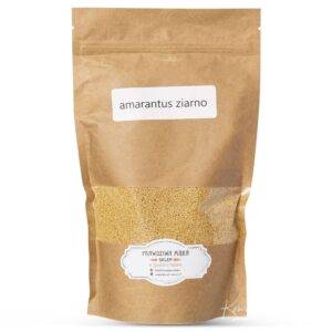 Brązowa torebka z ziarnem amarantusa, etykieta amarantus ziarno i logo marki Prawdziwa Mąka.