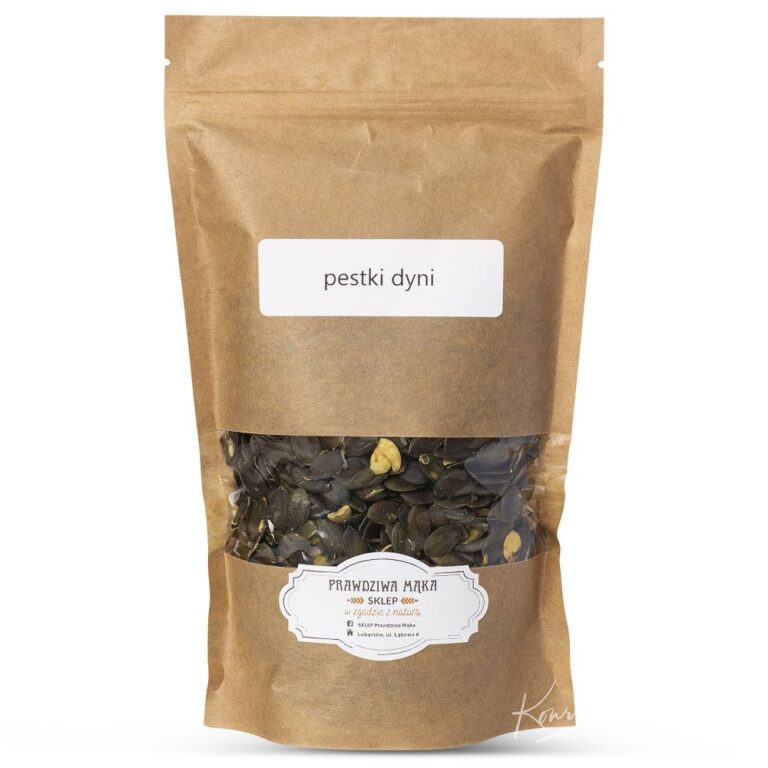 Brązowe opakowanie z pestkami dyni, etykieta z napisem pestki dyni, widoczna przezroczysta sekcja na dole.