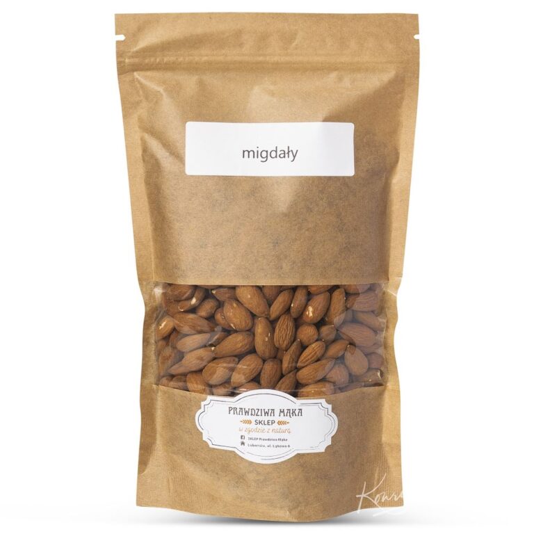 Opakowanie brązowych migdałów w przezroczystej torbie z etykietą migdały, na jasnym tle.