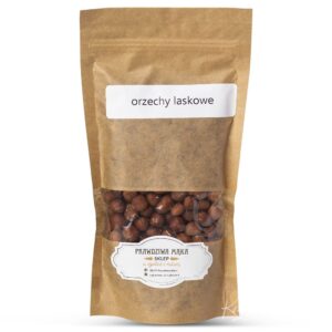 Brązowa torebka z orzechami laskowymi z etykietą sklepu Prawdziwa Mąka.