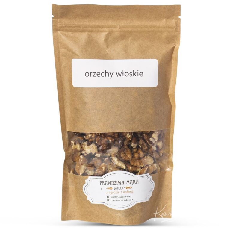 Brązowa torebka z orzechami włoskimi, etykieta sklepu Prawdziwa Mąka, przezroczyste okienko.