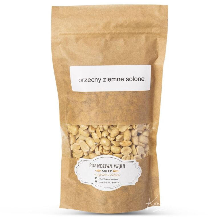Opakowanie solonych orzechów ziemnych w brązowej papierowej torbie z etykietą „Prawdziwa Mąka”.