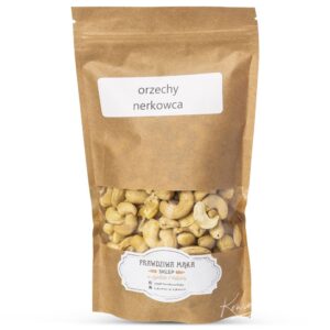Brązowa torba z orzechami nerkowca, etykieta z napisem orzechy nerkowca i nazwą sklepu Prawdziwa Mąka.