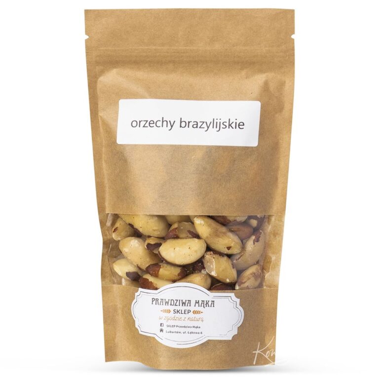 Opakowanie orzechów brazylijskich w brązowej torbie z etykietą „Prawdziwa Mąka, sklep w zgodzie z naturą”.
