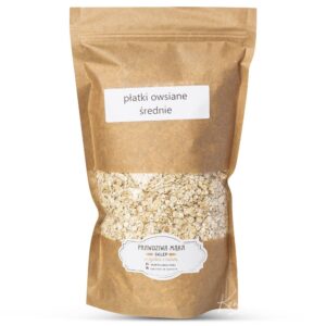 Średniej wielkości płatki owsiane w brązowym papierowym opakowaniu z etykietą sklepu Prawdziwa Mąka.