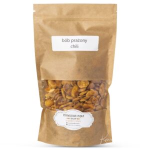 Opakowanie bobu prażonego z chili w brązowej torebce z etykietą. Zdrowa przekąska idealna na wynos.