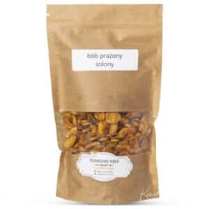 Opakowanie z brązowego papieru z prażonym i solonym bobem.