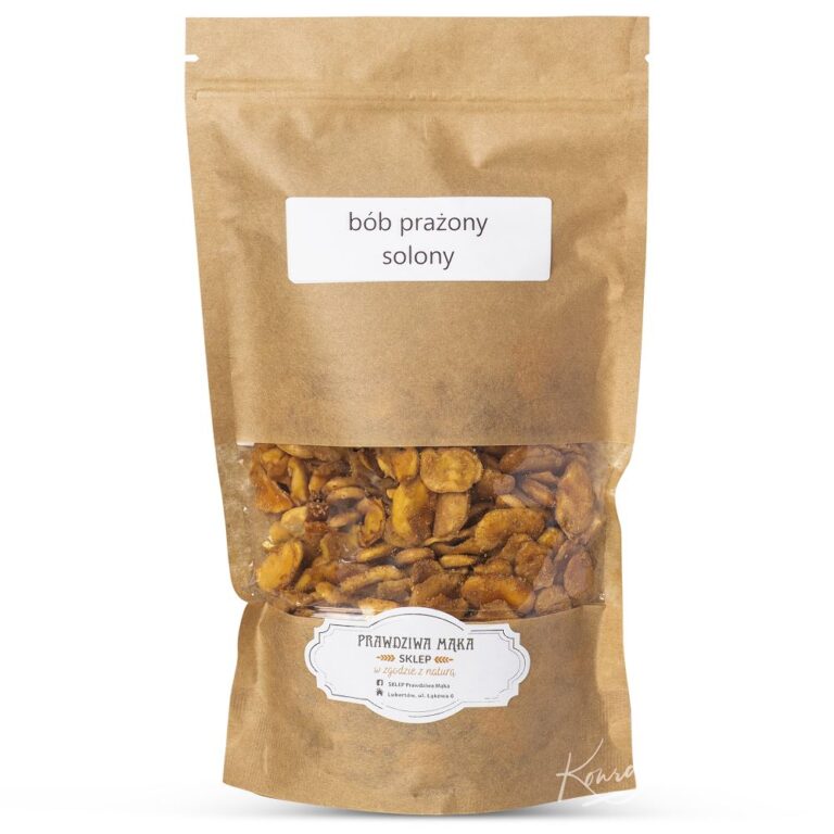 Opakowanie z brązowego papieru z prażonym i solonym bobem.