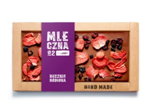 Ręcznie robiona mleczna czekolada z kawałkami truskawek i jagód w ekologicznym opakowaniu.