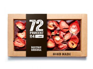 Ręcznie robiona czekolada 72% z suszonymi truskawkami w kartonowym opakowaniu.