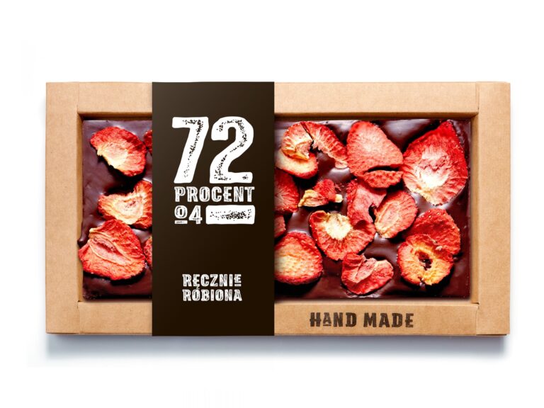 Ręcznie robiona czekolada 72% z suszonymi truskawkami w kartonowym opakowaniu.