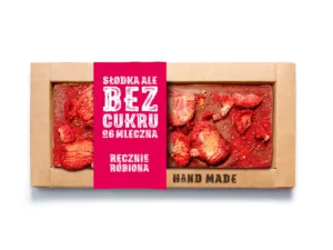 Handmade chocolate with strawberries, sugar-free, in eco-friendly packaging. Label: Słodka ale bez cukru.