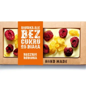 Ręcznie robiona biała czekolada bez cukru z owocami, zapakowana w ekologiczne pudełko z napisem na pomarańczowym tle.