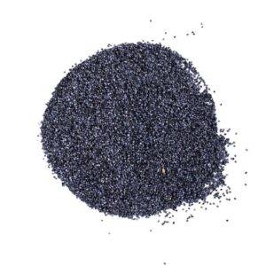 Kupka czarnych nasion maku na białym tle, widok z góry.