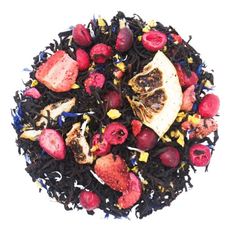 Mieszanka herbaty owocowej z suszonymi owocami, płatkami kwiatów i kawałkami cytryny na białym tle.