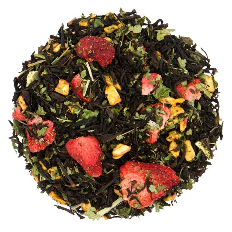 Mieszanka herbaty owocowej z suszonymi truskawkami, liśćmi i kawałkami jabłka na białym tle.