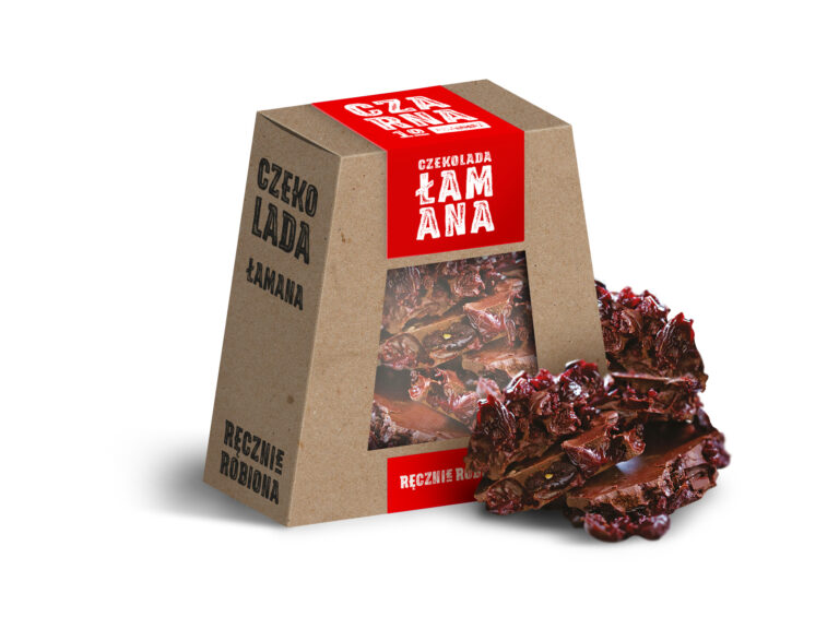 Ręcznie robiona czekolada łamana w ozdobnym kartoniku z widocznymi kawałkami czekolady; opakowanie w kolorze brązowym i czerwonym.