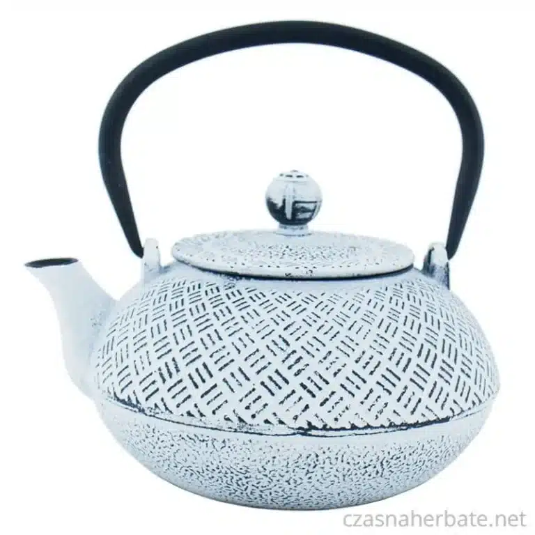 Biały żeliwny czajnik z czarnym uchwytem i wzorem krzyżykowym na tle białym.