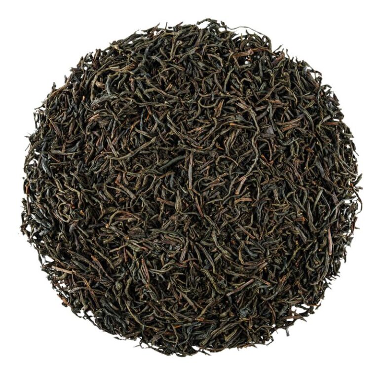 Okrągły stos suszonych liści czarnej herbaty, idealny do zaparzenia aromatycznego naparu.