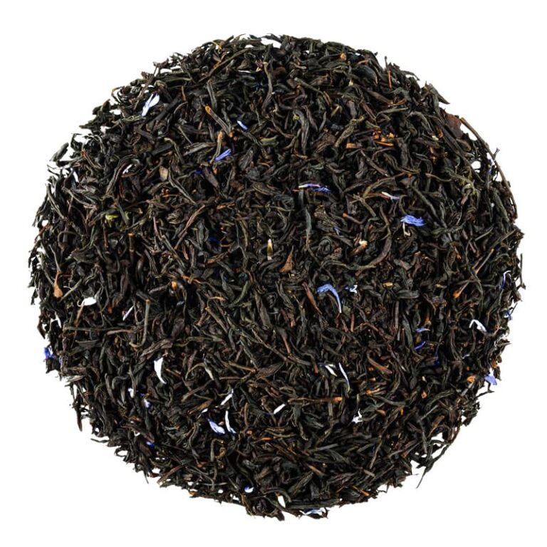 Luźne liście czarnej herbaty Earl Grey z dodatkiem kwiatowych płatków na białym tle.