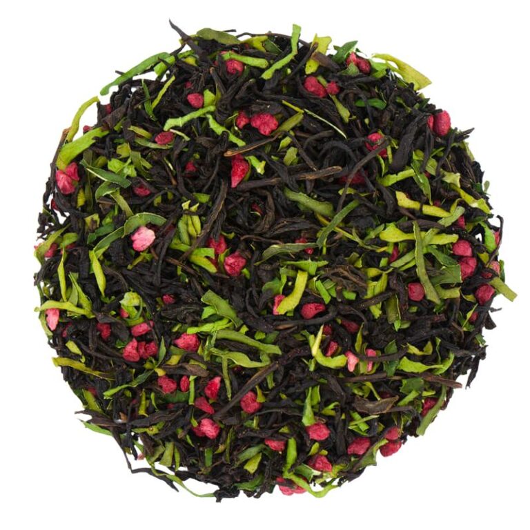 Mieszanka herbaty czarnej i zielonej z różowymi owocami i liśćmi.