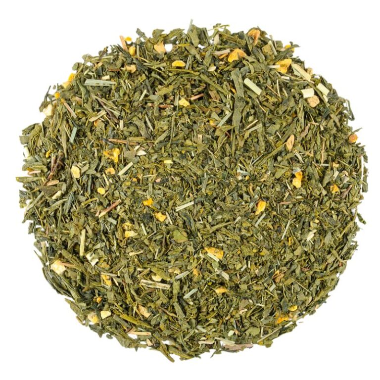 Mieszanka suszonych liści herbaty zielonej ułożona na białym tle.