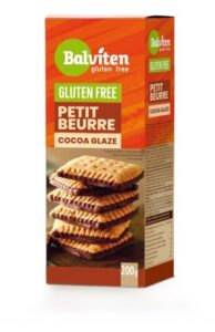 Opakowanie ciastek Balviten Petit Beurre bez glutenu z polewą kakaową, 200g. Ciasteczka na brązowym tle.