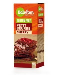 Opakowanie ciastek Balviten Petit Beurre Cherry bez glutenu, 200g. Na froncie widoczny stos ciastek z wiśniami.