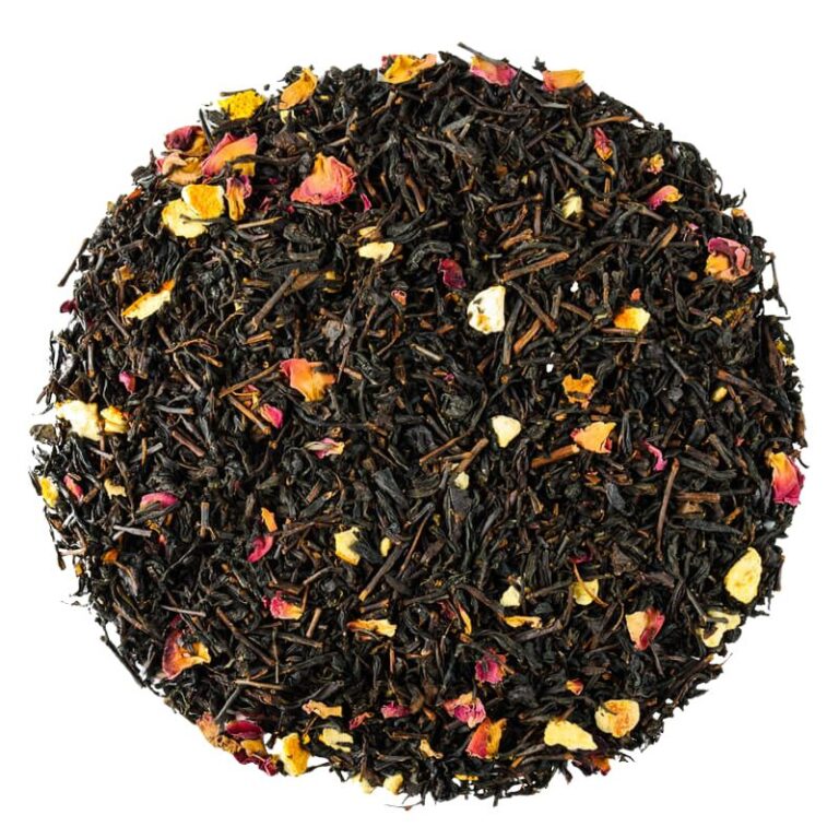 Czarna herbata z suszonymi płatkami róży i owocami, widok z góry na białym tle.