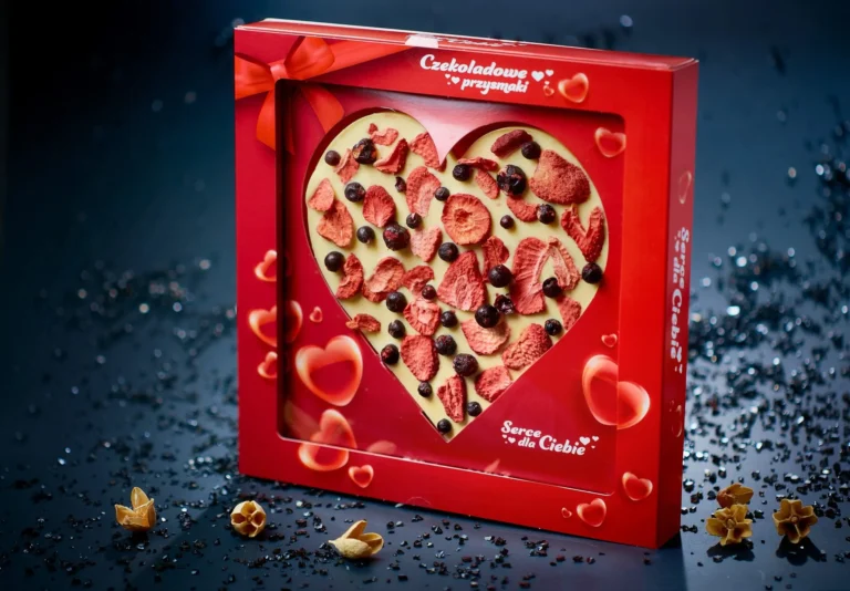 Czekolada w kształcie serca z owocami w czerwonym opakowaniu, idealna na prezent.