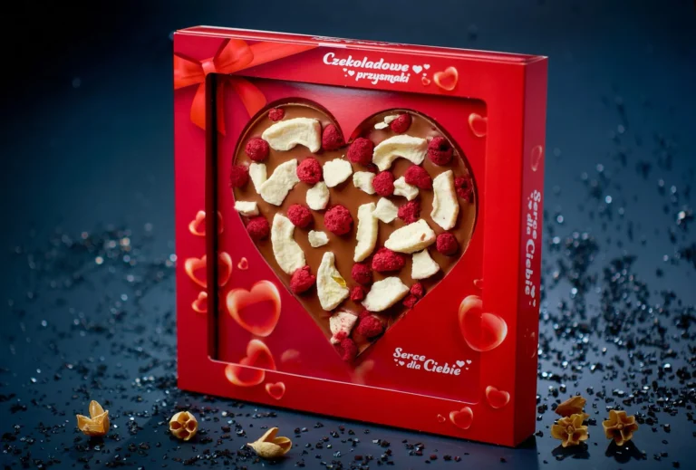 Czekoladowe serce z owocami w czerwonym opakowaniu, idealne na prezent walentynkowy.