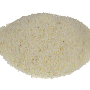 Kupka kaszy manny na białym tle przedstawia delikatnie zmielone ziarna pszenicy, wykorzystywane w kuchni.