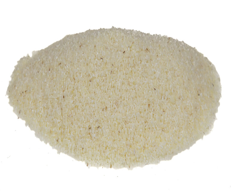 Kupka kaszy manny na białym tle przedstawia delikatnie zmielone ziarna pszenicy, wykorzystywane w kuchni.