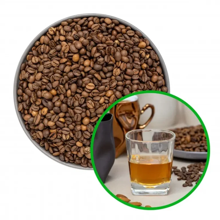 Ziarna kawy w misce i szklanka aromatycznego napoju z kawy na stole obok filiżanki.