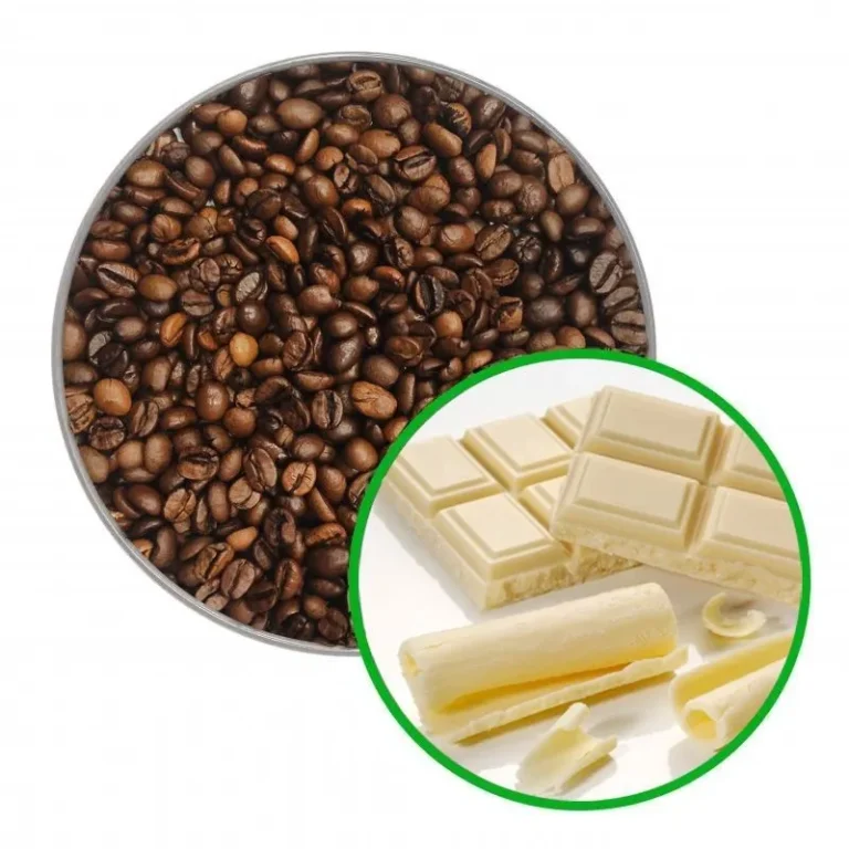 Ziarna kawy i biała czekolada w okręgu, przedstawiające połączenie smaków dla miłośników kawy i słodyczy.