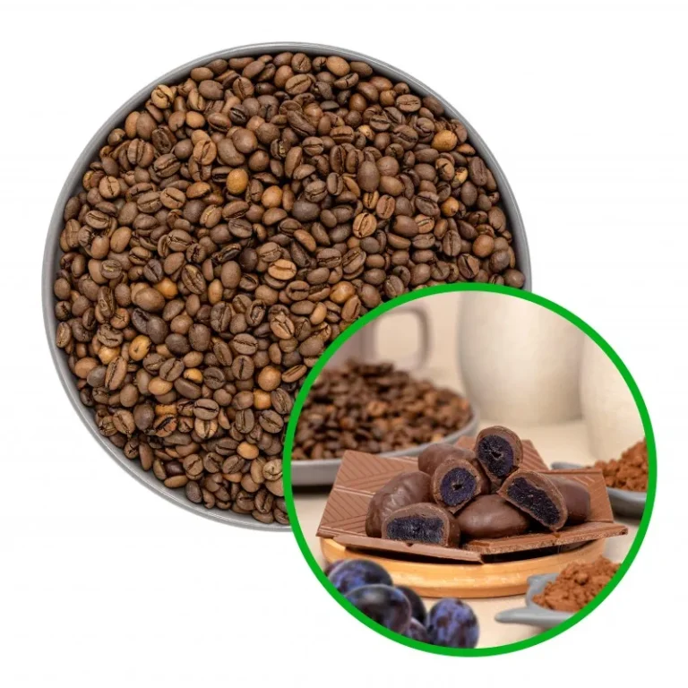 Ziarna kawy w misce i czekoladki z nadzieniem na talerzu, przedstawione w zbliżeniu.