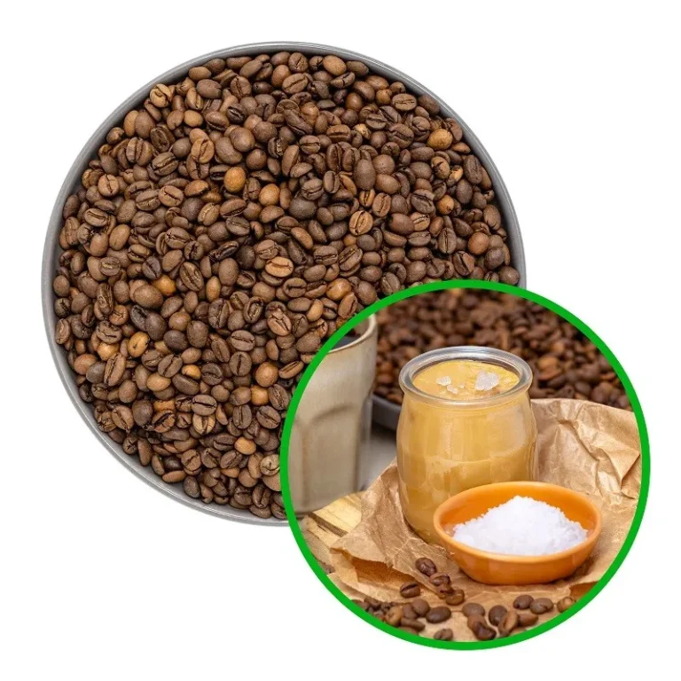 Brązowe ziarna kawy w misce z bliska, masło i sól w małych naczyniach obok.