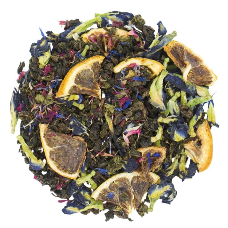 Mieszanka herbaty z suszonymi owocami cytrusowymi, płatkami kwiatów i kolorowymi liśćmi na białym tle.